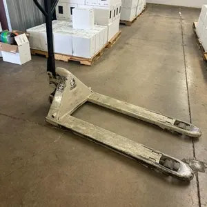 CROWN MANUAL PALLET JACK