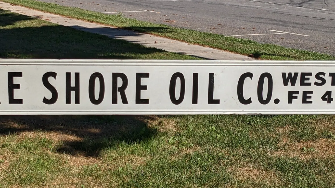 TIN SIGN LAKE SHORE OIL CO WEST BEND (WISCONSIN)