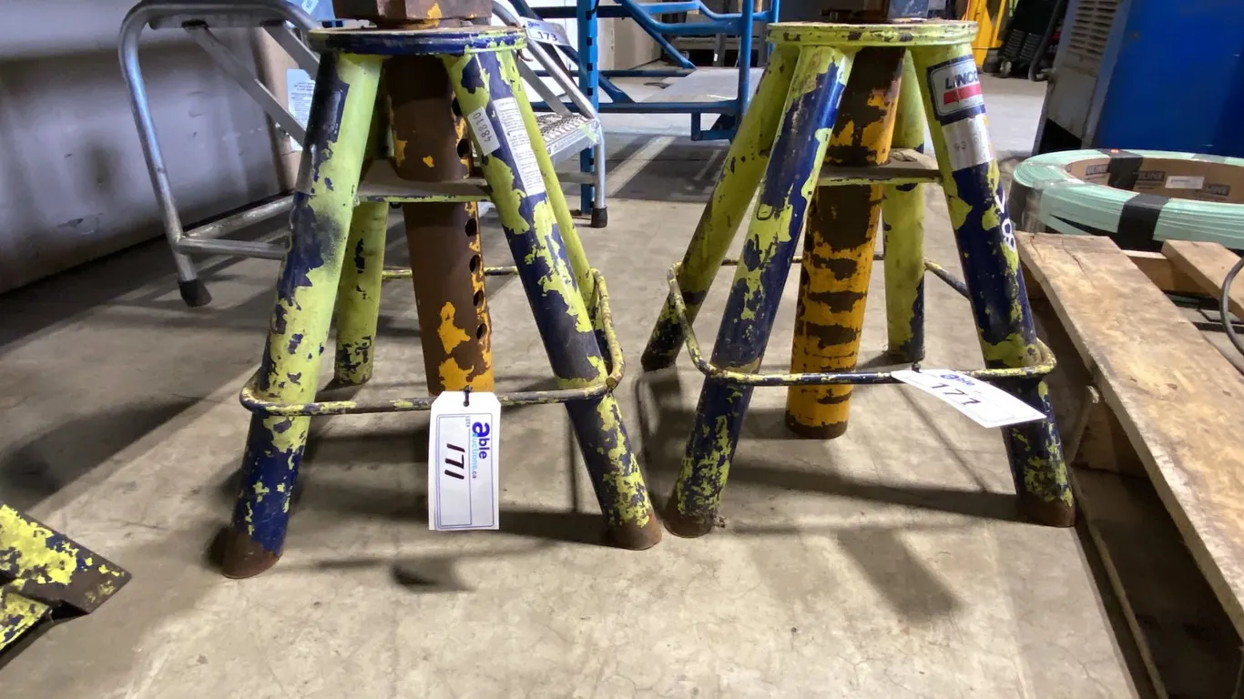 PAIR OF LINCOLN JACK STANDS *ONE MISSING A PIN*