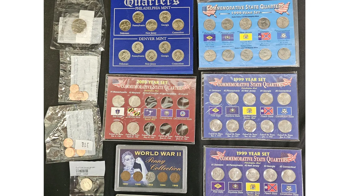 ASSORTED US QUARTER, HALF DOLLAR & PENNY SETS: 1999 & 2000 STATE QUARTERS, KENNEDY HALF