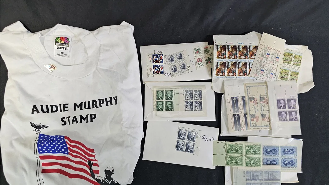 SIZE L AUDIE MURPHY STAMP T-SHIRT WITH PIN & ASSORTED VINTAGE US STAMPS