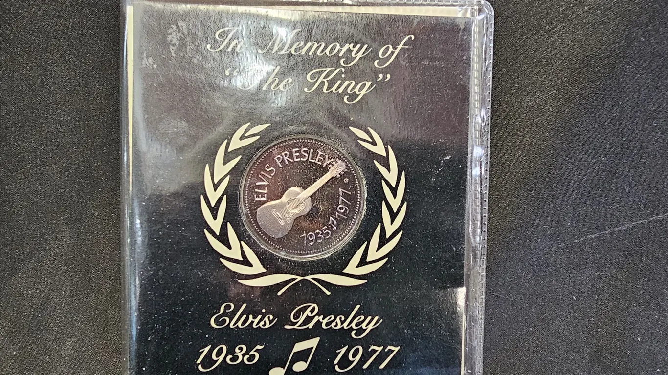 17 G .999 FINE SILVER 1977 OFFICIAL COMMEMORATIVE ELVIS MEDALLION WITH CERTIFICATE