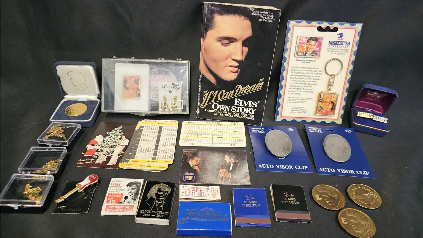 ASSORTED ELVIS MEMORABIILIA: AUTO VISOR CLIP, KEYCHAIN, GOLD PLATED MEDALLION, MATCHBOOKS & MORE