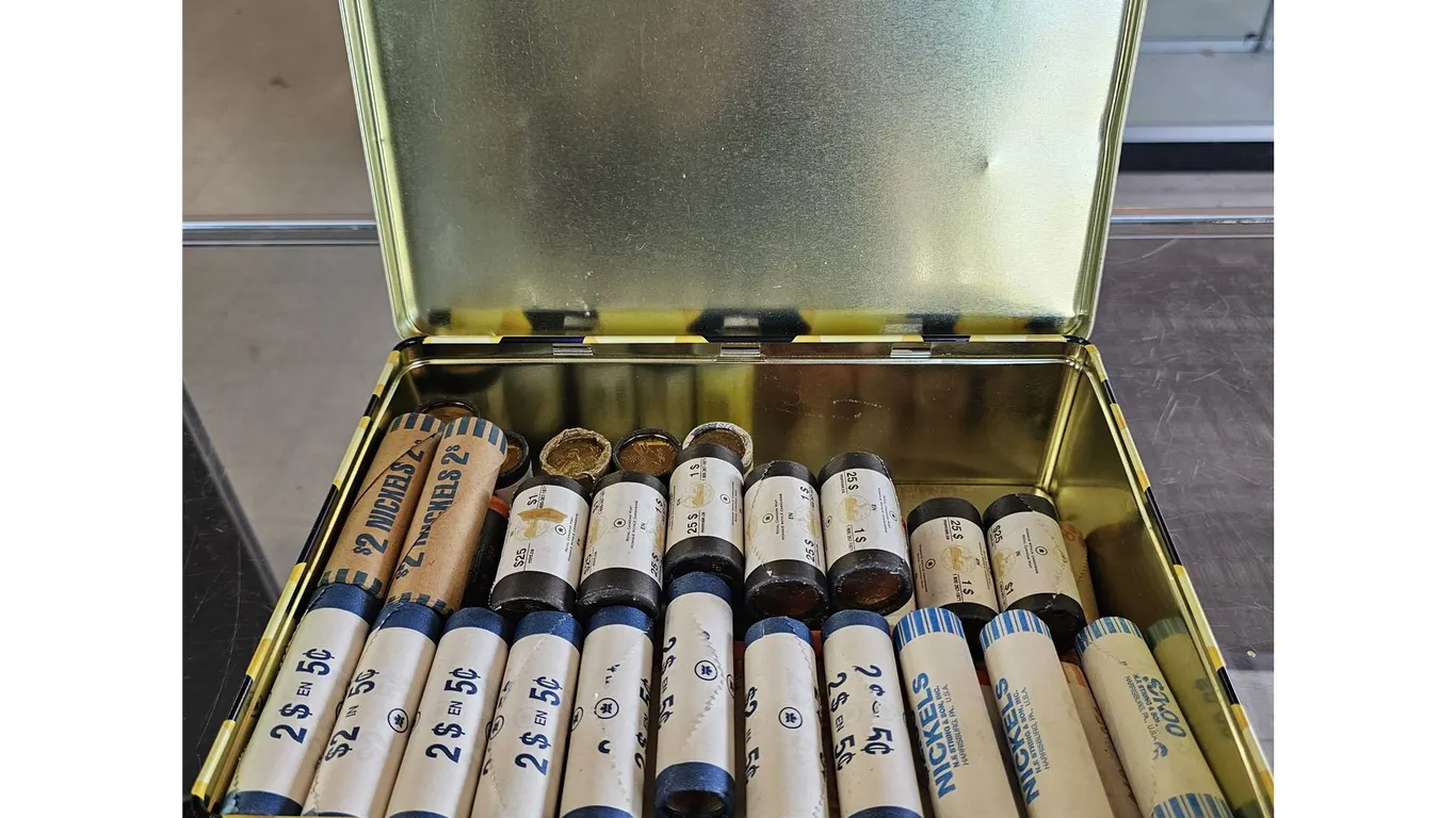 METAL BOX OF ASSORTED US & CAD ROLLED COLLECTIBLE COINS: LOONIES, QUARTERS & NICKELS