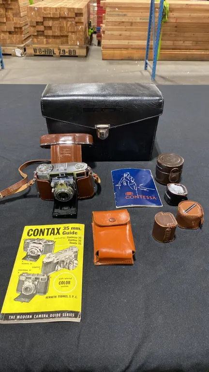 ZEISS IKON CONTESSA 35 FILM CAMERA WITH CASE AND ACCESSORIES (MADE IN GERMANY)