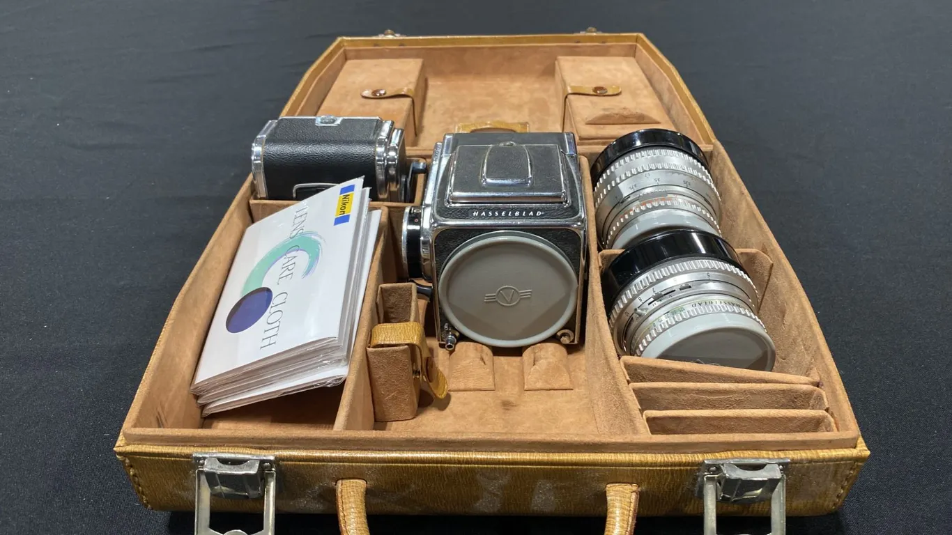 HASSELBLAD 500/CM FULLY MECHANICAL MODULAR MEDIUM FORMAT 6X6 FILM CAMERA WITH