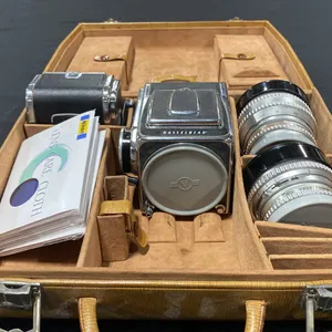 HASSELBLAD 500/CM FULLY MECHANICAL MODULAR MEDIUM FORMAT 6X6 FILM CAMERA WITH