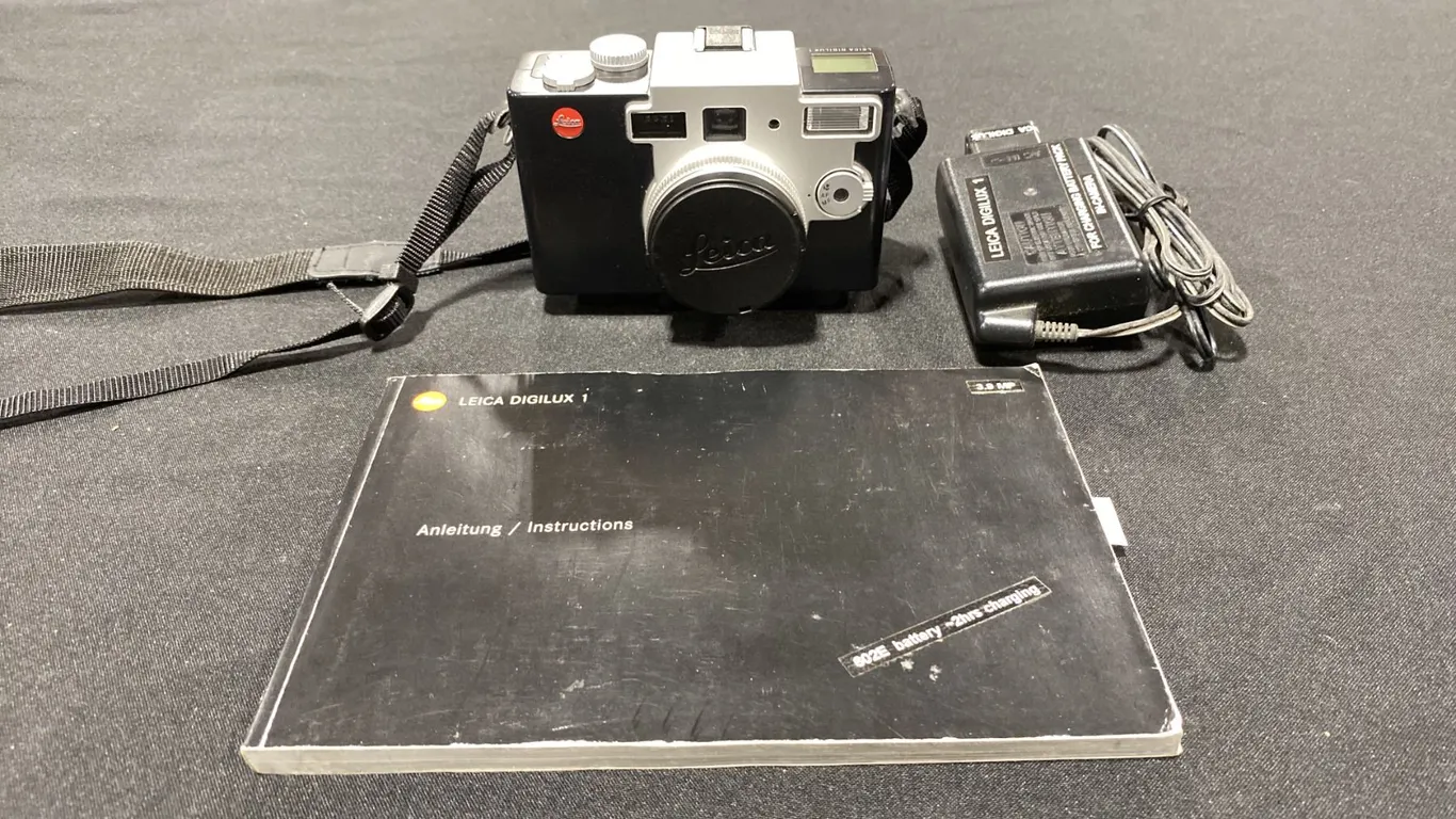 LEICA DIGILUX 1 DIGITAL CAMERA WITH CHARGER