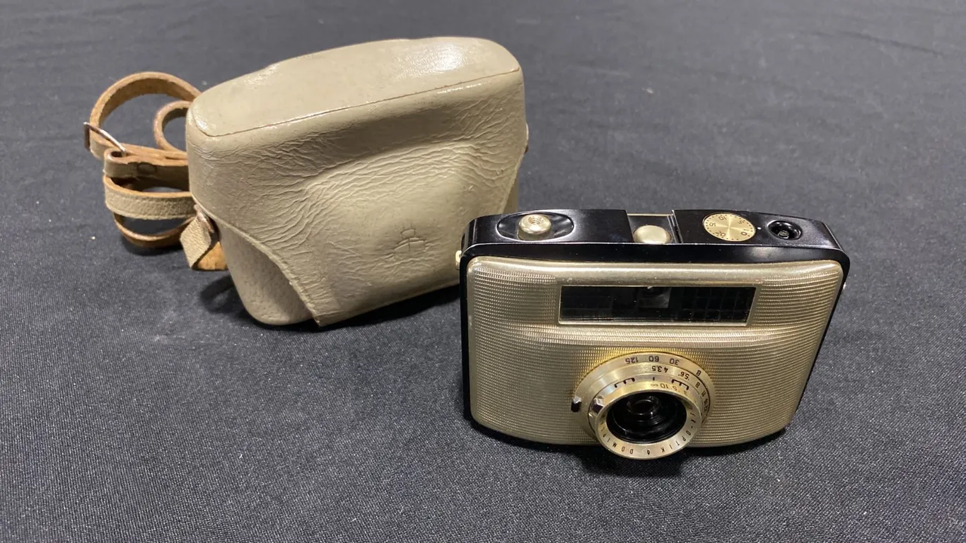 PENTACON PENTI I MID CENTURY 1/2 FRAME 35MM FILM CAMERA WITH ORIGINAL CASE