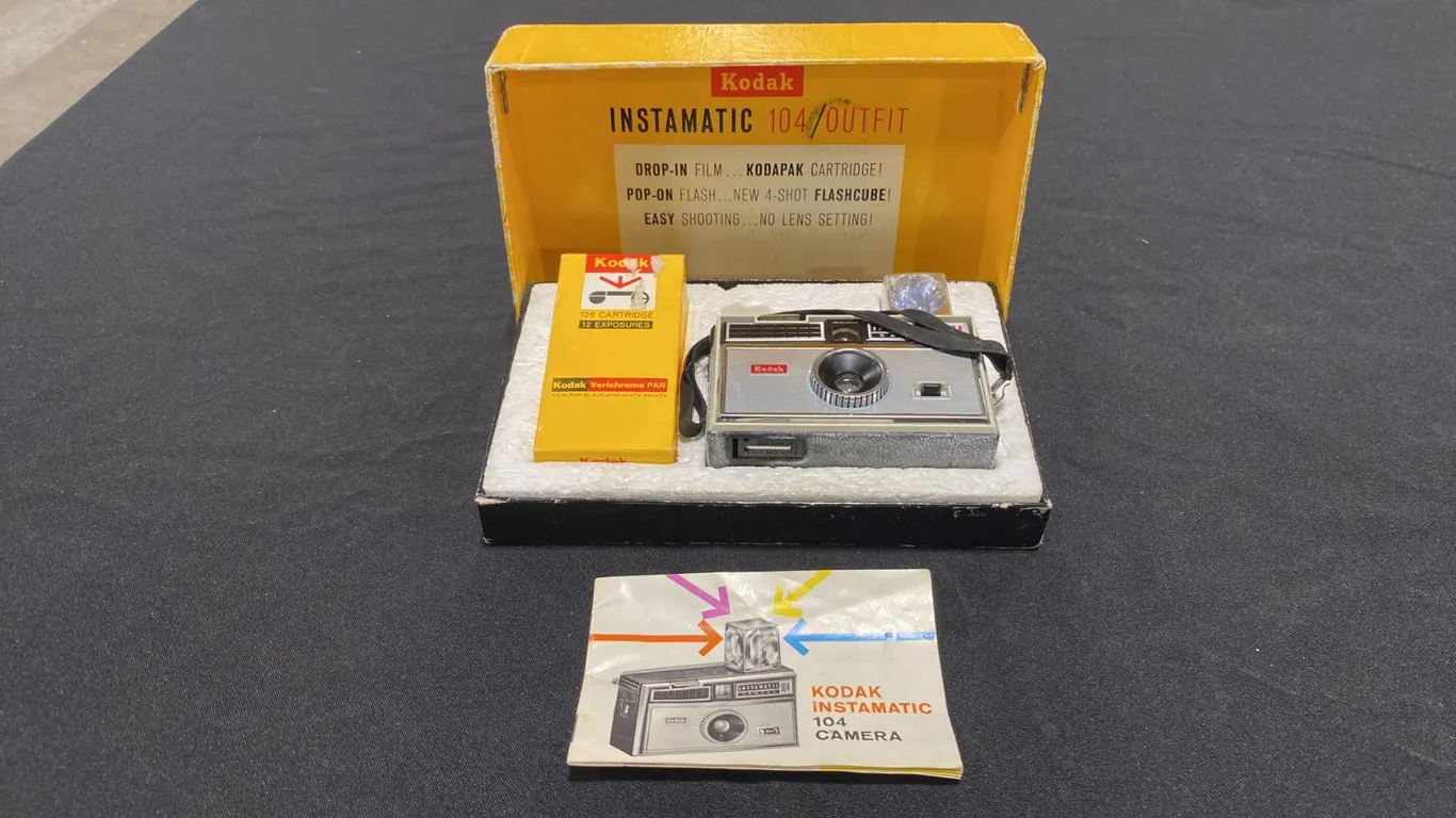 KODAK INSTAMATIC 104/OUTFIT CAMERA WITH ORIGINAL BOX (MADE IN USA)