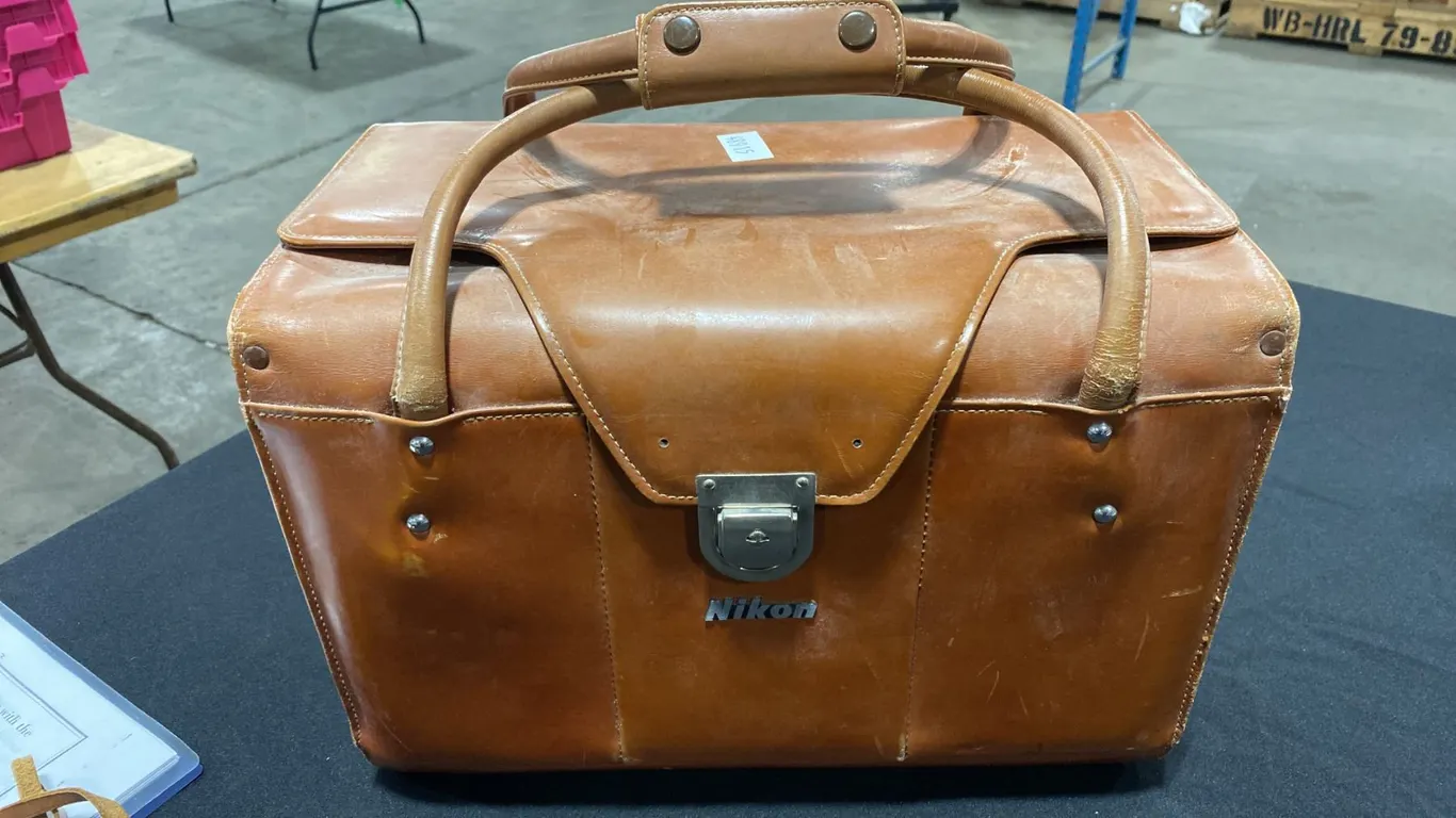 NIKON FB-11A LARGE, DOUBLE COMPARTMENT PROFESSIONAL LEATHER CAMERA HARD CASE
