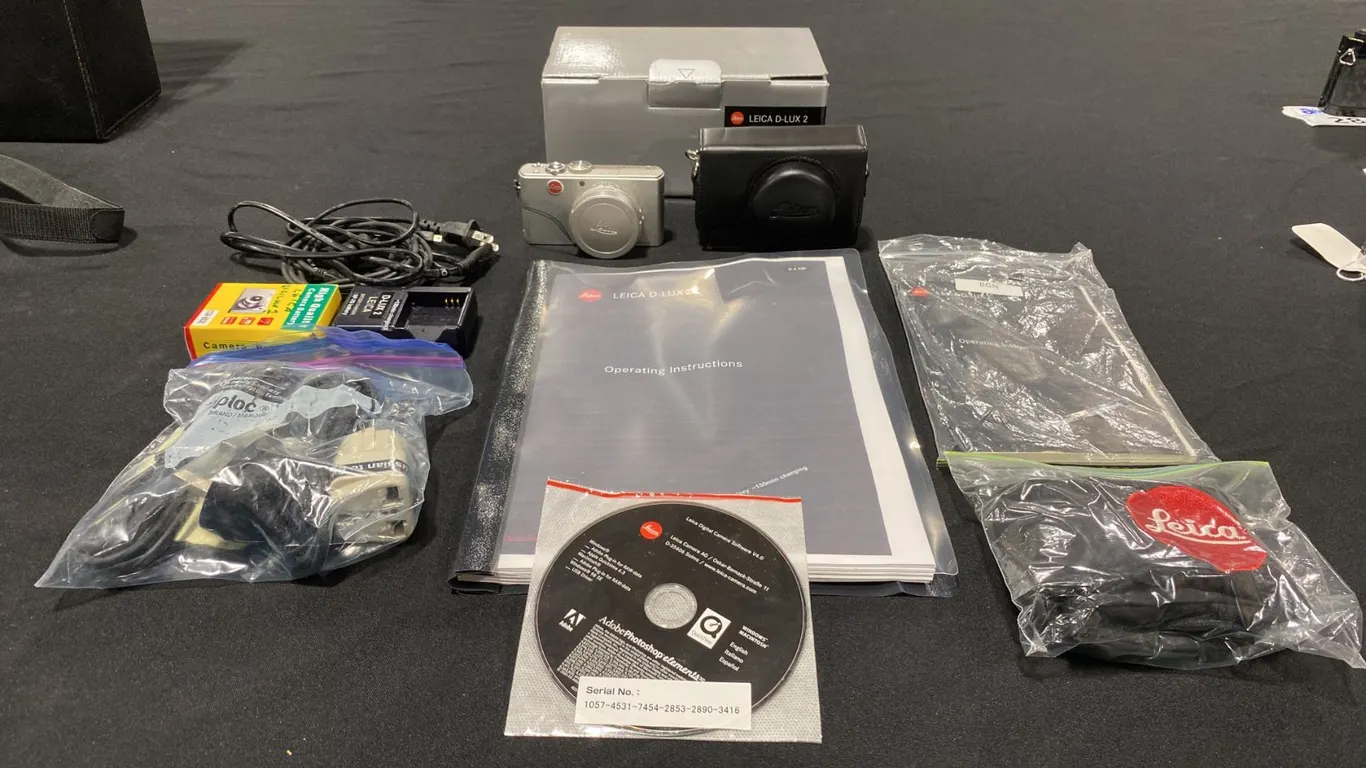 LEICA D-LUX 2 DIGITAL CAMERA WITH BOX AND ACCESSORIES
