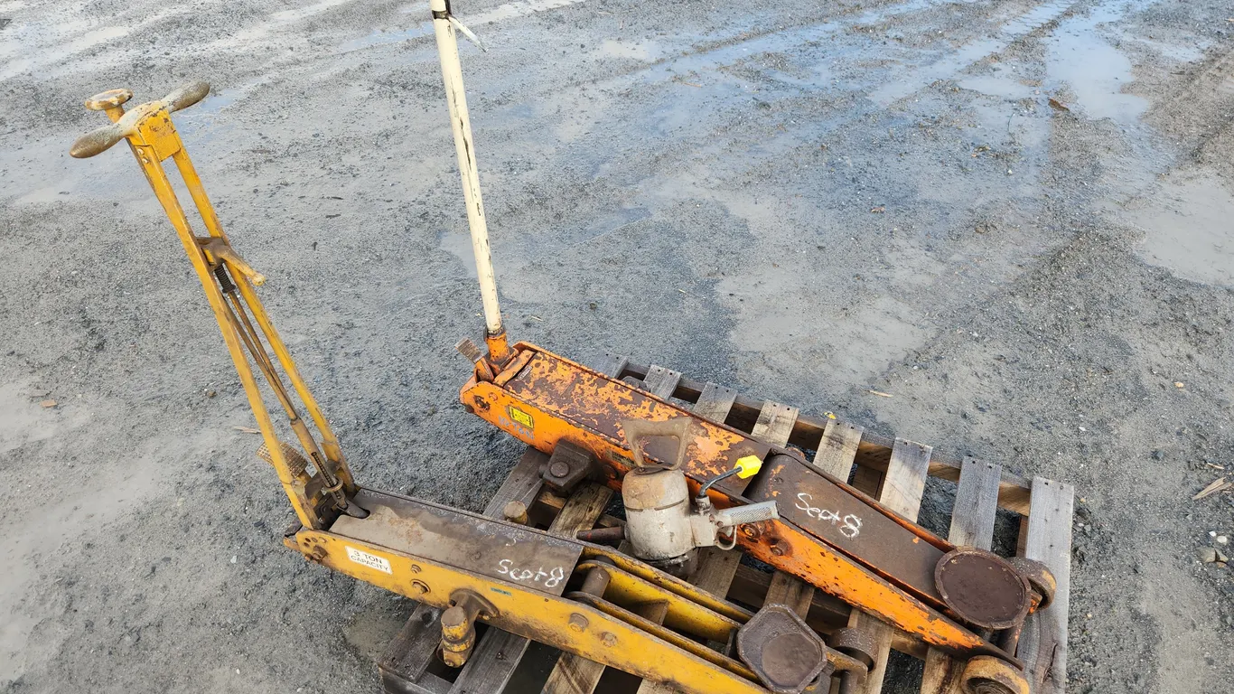 Lot of Hydraulic Jacks (3ton/10ton) plus a Drill