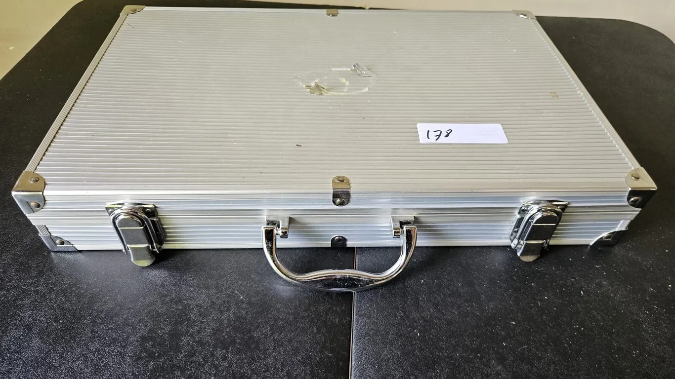Ribbed aluminum hard-side attache / tool case