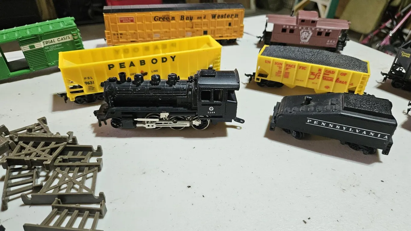 Life-Like HO Scale Electric Train Set, Track and Coaling Tower
