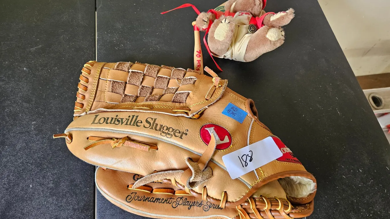 Louisville Slugger GTPS-8 13.5 in. Glove with Boyds Bears Plush