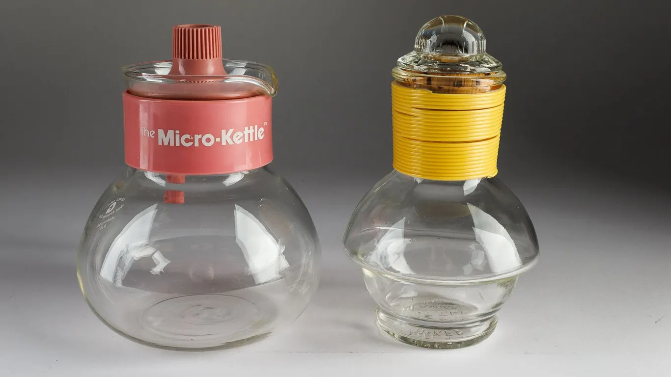 Vintage Gemco "Micro Kettle" with McKee Glasbake Hottle