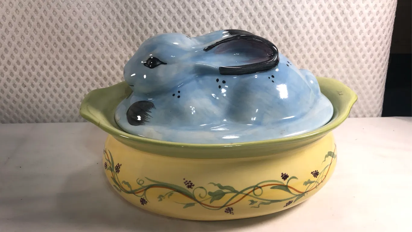 Pfaltzgraff Sculpted Rabbit Covered Casserole Dish