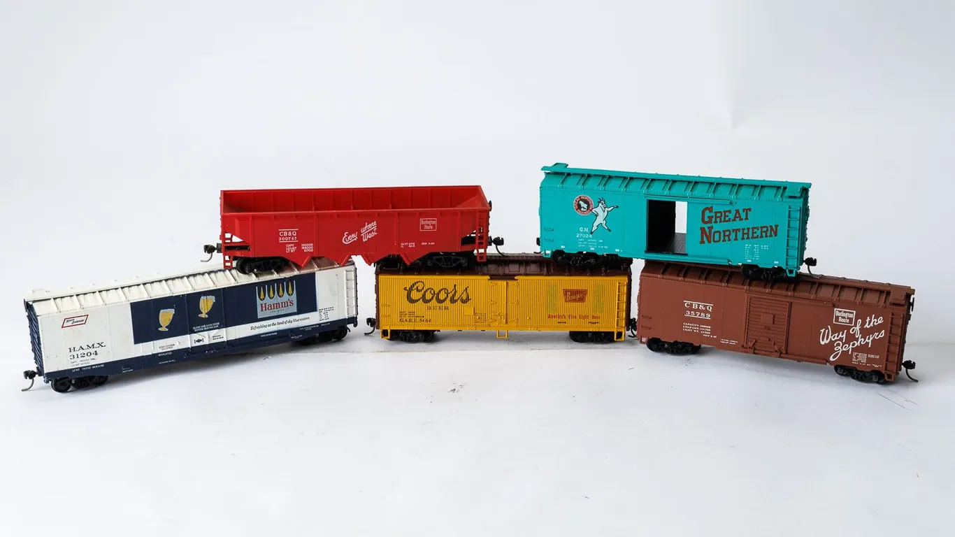 HO Scale Model Train Box Cars