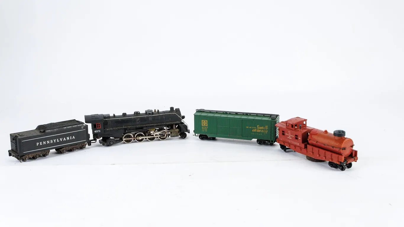HO Scale Model Train Pennsylvania Railroad Locomotive and Cars