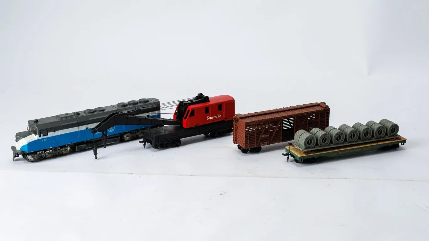 HO Scale Model Train Locomotive and Cars