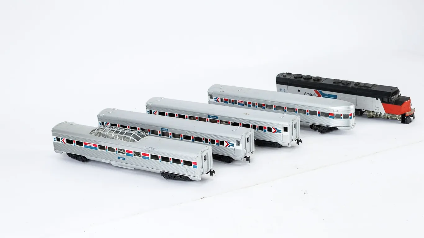 Athearn HO Scale Amtrak Locomotive and Passenger Cars