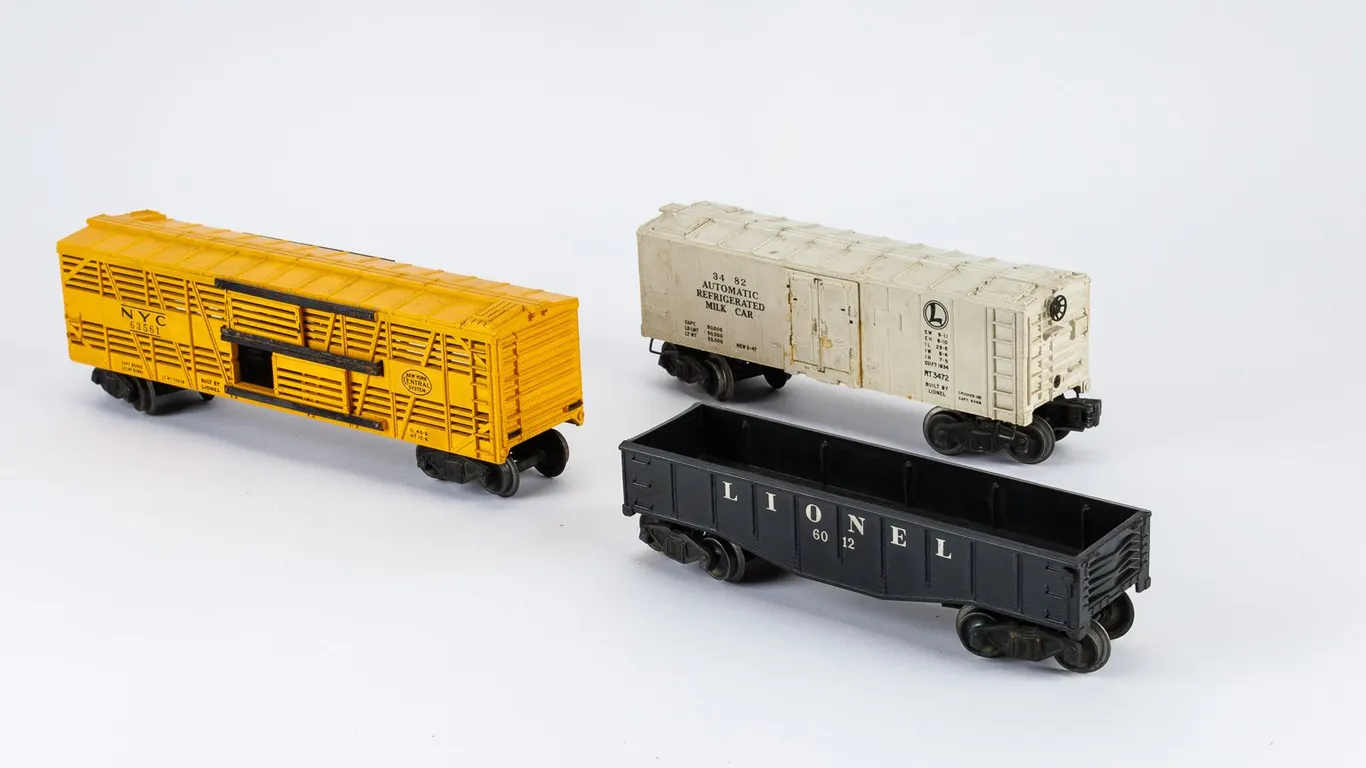 Vintage Lionel Train O Gauge Box Cars and Gondola