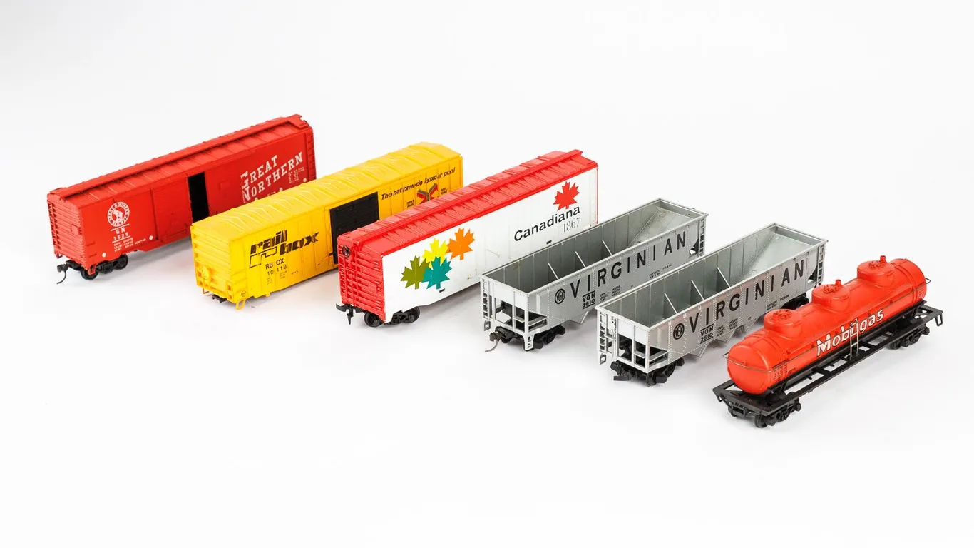 Vintage HO Scale Freight Car Lot - Virginian Hoppers, Railbox, Mobilgas Tanker, Great Northern & Can