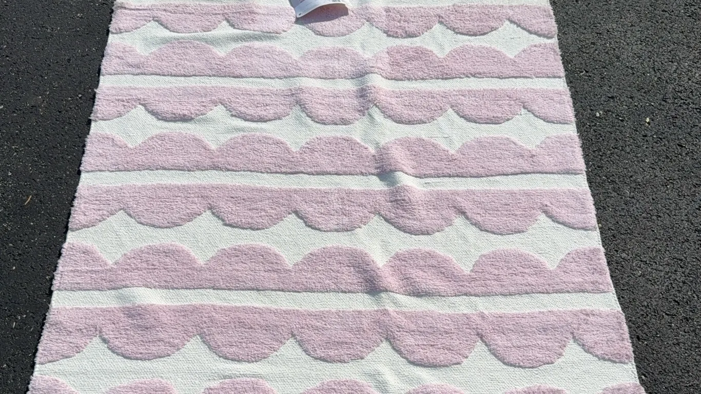 *APPEARS NEW* Pillowfort 4'x5'6" Scallop Kids' Rug - Purple