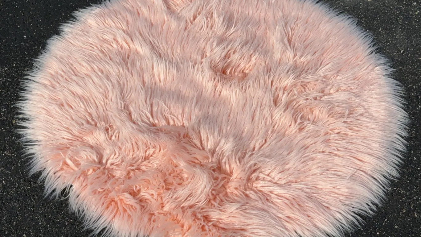 *APPEARS NEW* Pillowfort 3' Faux Fur Round Kids' Rug - Pink