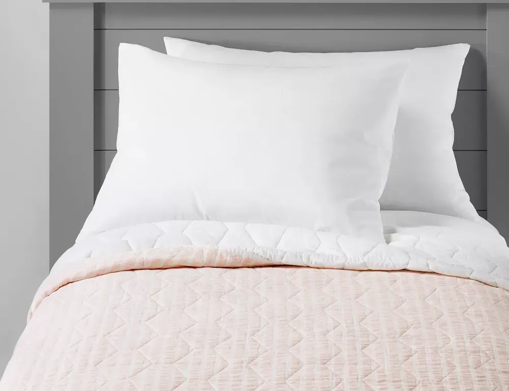 *APPEARS NEW* Pillowfort Full/Queen Chambray Stripes Kids' Quilt - Pink