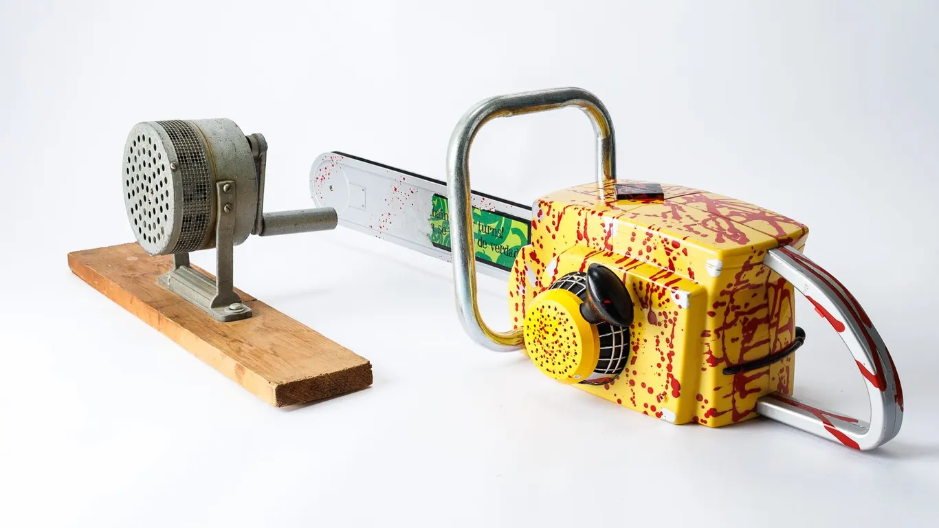 Must Have Items for Your Halloween Party! A Bloody Chainsaw and Loud Hamp Pump Siren!