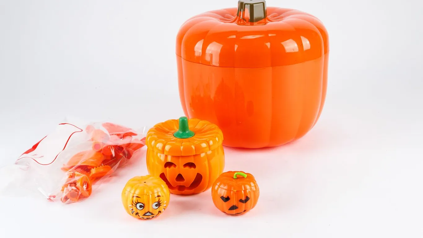 4 Pumpkin Decorations with Carving Kit