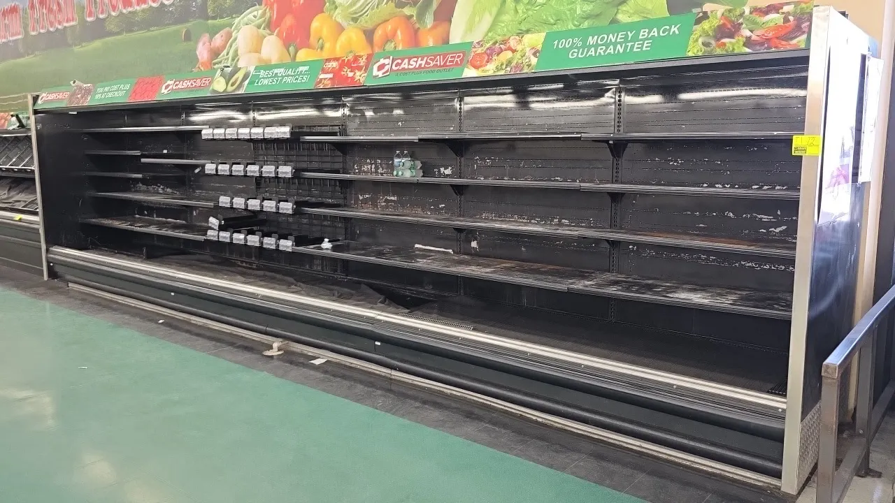 2001 Hussmann D5-8LE U multi-deck medium-temp produce display cases. Features multi-tier adjustable shelving, product dividers, and canopy lighting. 8