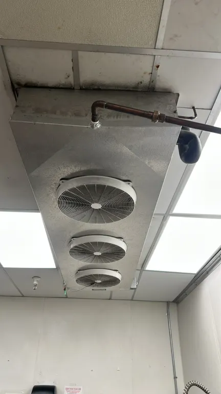 SmartSpeed 3-fan refrigeration evaporator coil. Features an aluminum housing and 3-fan configuration. Ceiling-mounted.