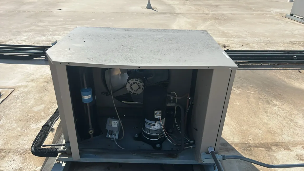 Heatcraft LZT025M6CFT outdoor condensing unit. Features an outdoor weather-resistant enclosure, Copeland scroll compressor, condenser coil with fan, a