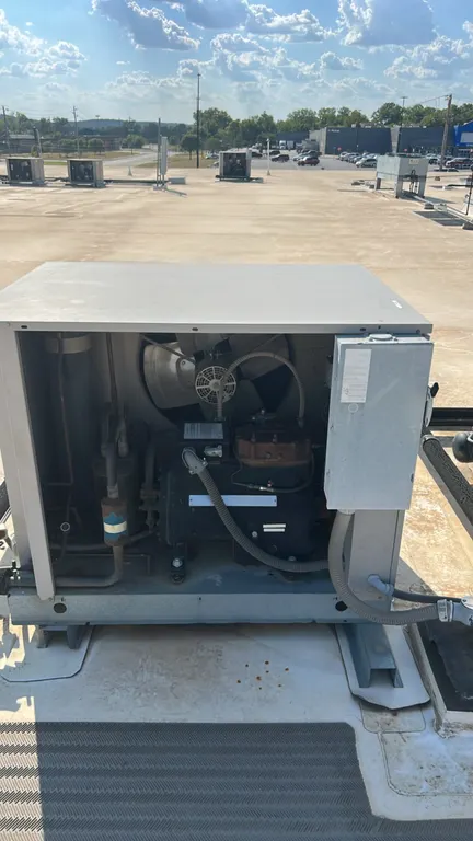 Heatcraft CDT0750L2C outdoor condensing unit. Features a Copeland semi-hermetic compressor, condenser fan assembly, receiver tank, and electrical cont