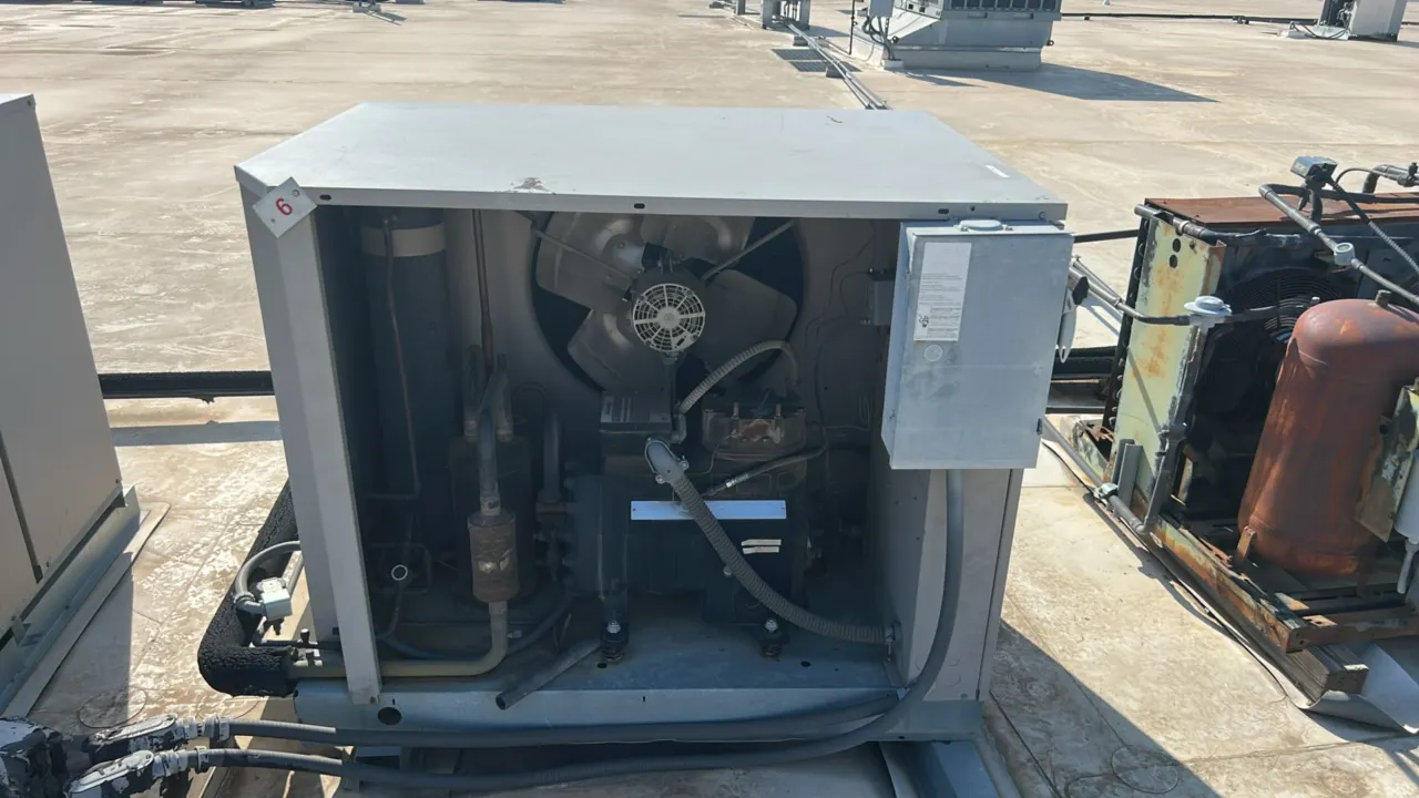 Heatcraft CDT0400L2C outdoor condensing unit. Features a Copeland compressor, single condenser fan, and weatherproof enclosure. Rated for R22 refriger