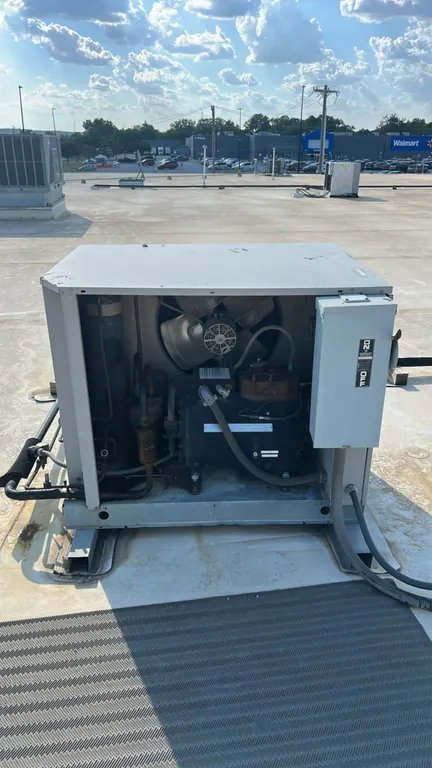 Heatcraft CDT0601L2C outdoor condensing unit. Features a Copeland semi-hermetic compressor, condenser fan, receiver tank, and exterior electrical disc