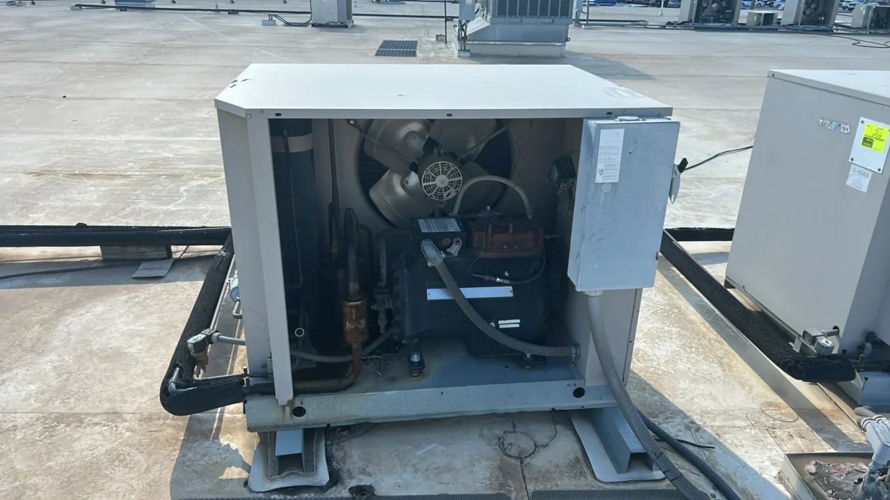 Heatcraft CDT0601L2C outdoor condensing unit. Features Copeland semi-hermetic compressor, single condenser fan, outdoor weather enclosure, and receive