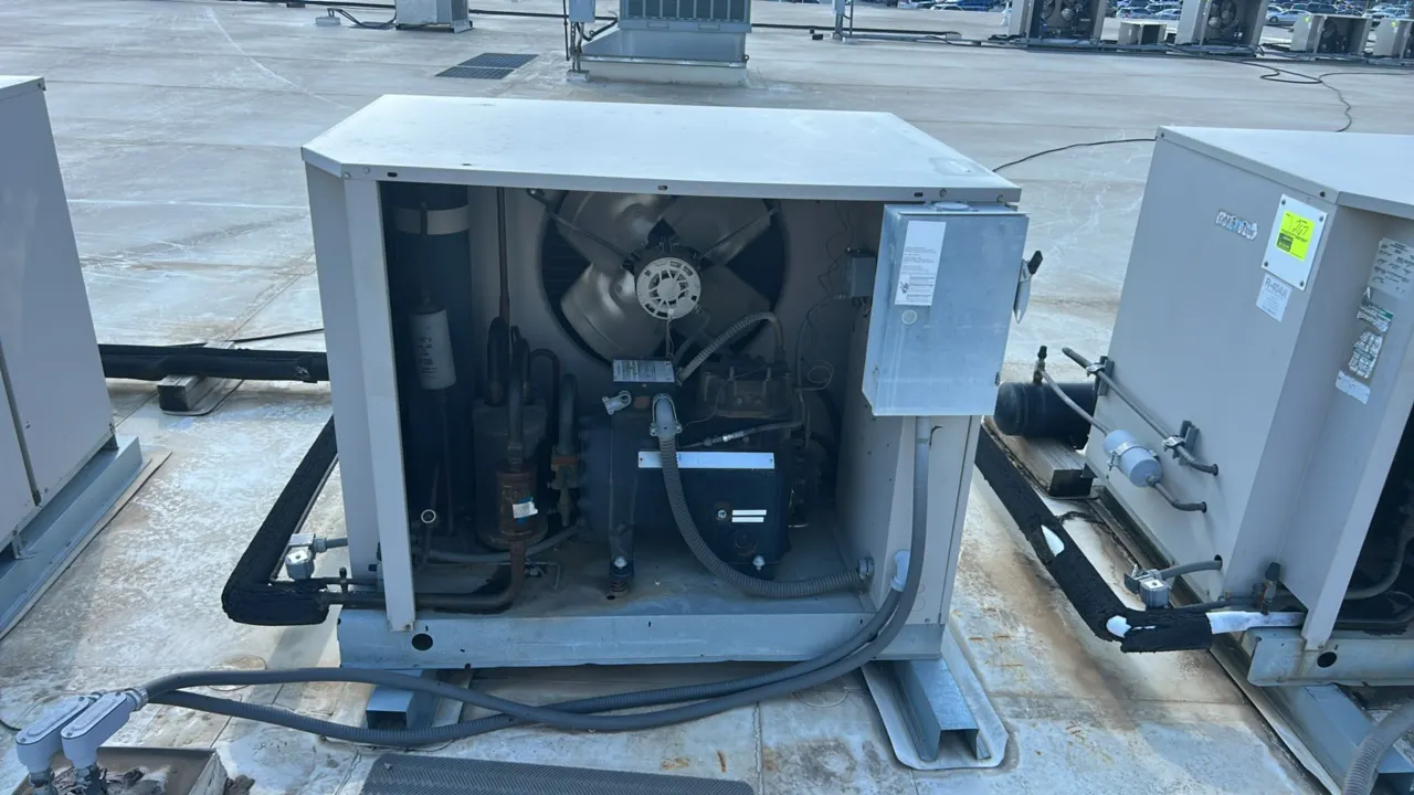 Heatcraft CDT0400L2C outdoor condensing unit. Features semi-hermetic compressor, single condenser fan, and weather-resistant housing. Designed for R40