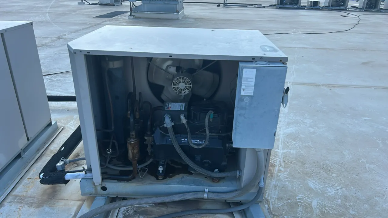 Heatcraft CDT0750L2C outdoor condensing unit. Features a Copeland semi-hermetic compressor, condenser fan, liquid receiver, and protective weather enc