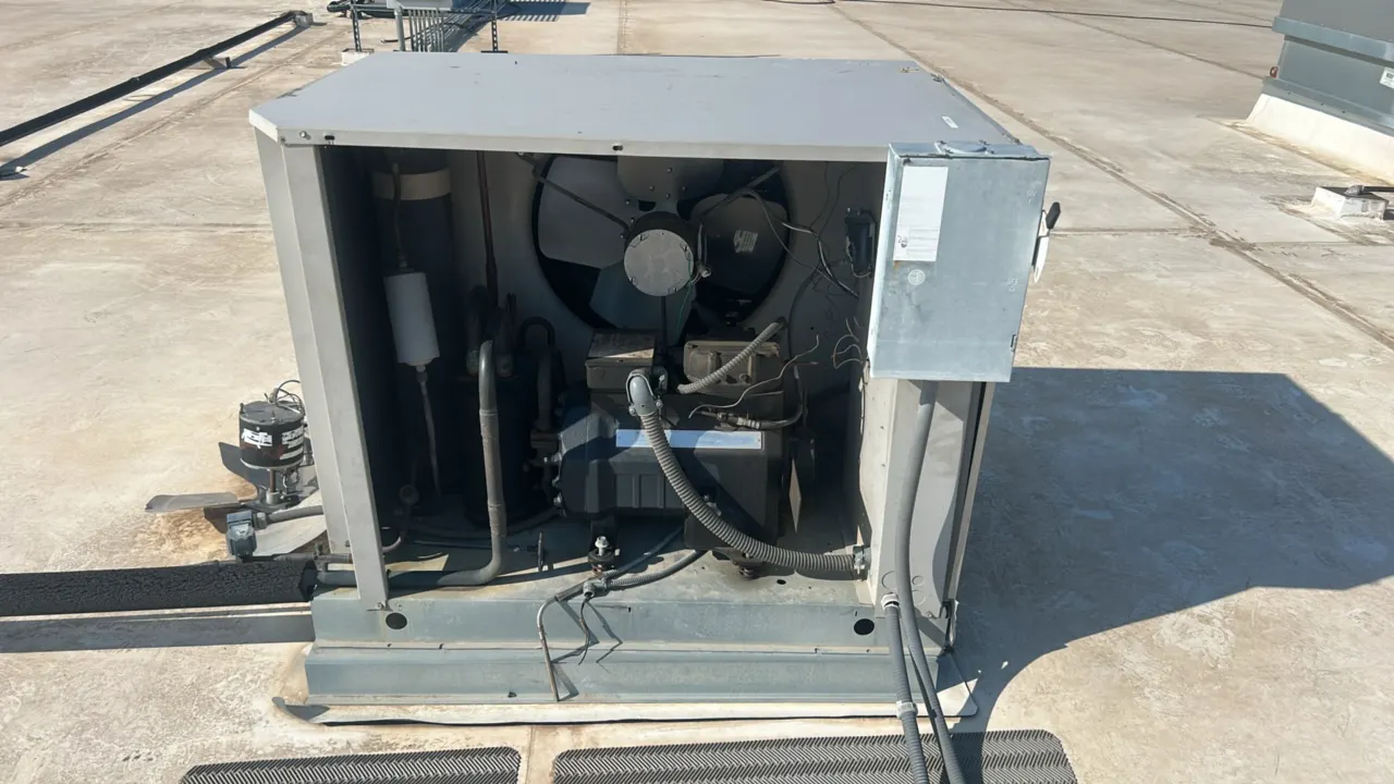 Heatcraft CDT0400L2C outdoor condensing unit. Features Copeland compressor, 1/3 HP condenser fan, and mounted electrical disconnect switch in a weathe