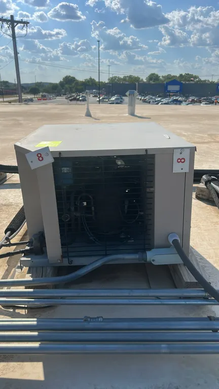 Heatcraft outdoor refrigeration condensing unit. Features a Copeland compressor, weather-resistant outdoor housing, and R-404A refrigerant. S/N: T16C1
