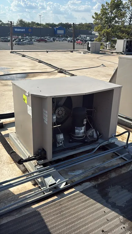 Heatcraft LZT045M6CFT medium-temperature outdoor condensing unit. Features Copeland Scroll compressor, condenser fan, and condenser coil with weather