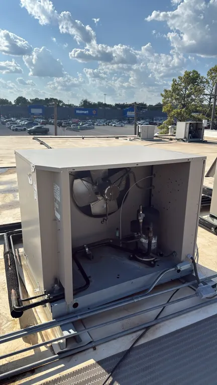 Heatcraft LZT0650M6C medium-temperature outdoor condensing unit. Features a Copeland scroll compressor, 1/3 HP condenser fan motor, and weather-resist