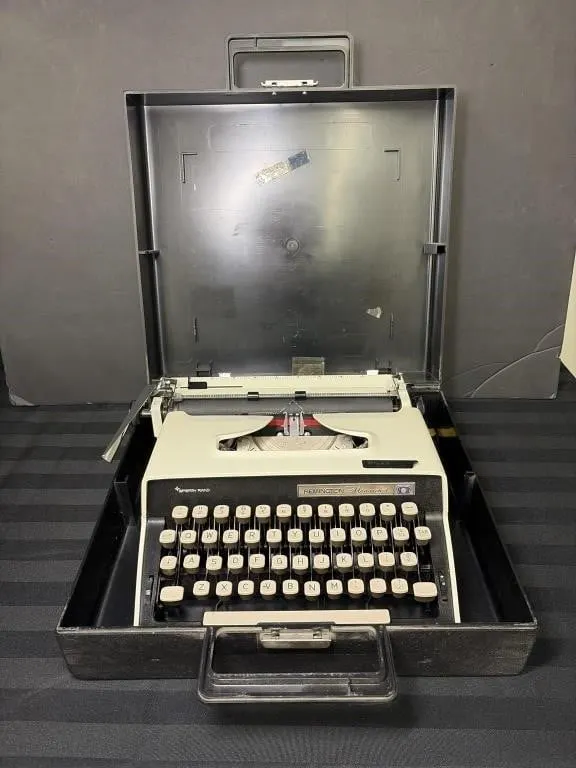 Vintage mid-century Remington Monarch 1 portable
