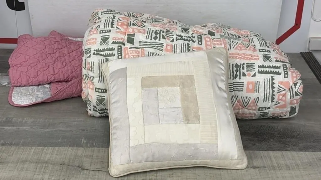 Queen Comforter, Twin Blanket & Cushion
