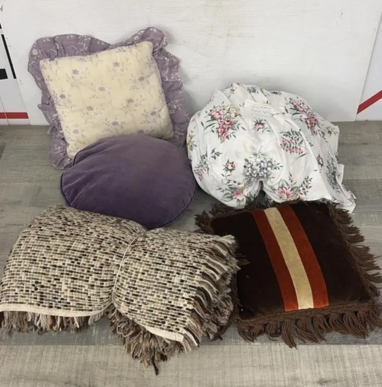 Queen Bed Spread with Cushions