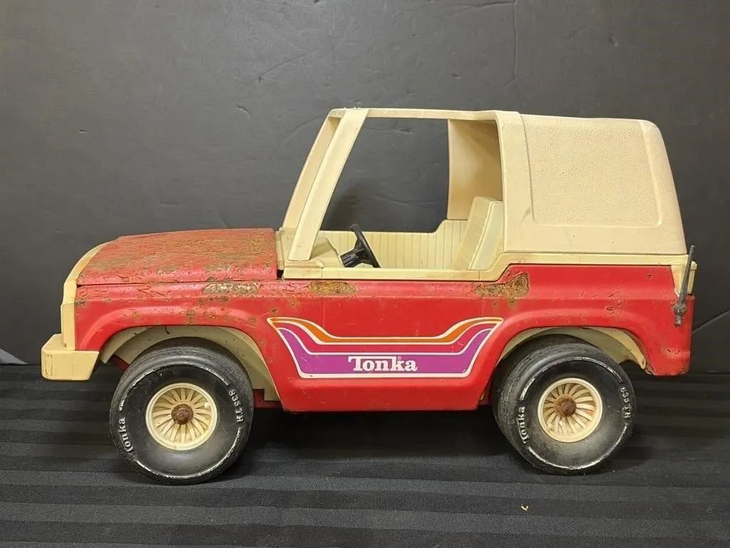 Vintage 18" Tonka Truck. Large Bronco Jeep
